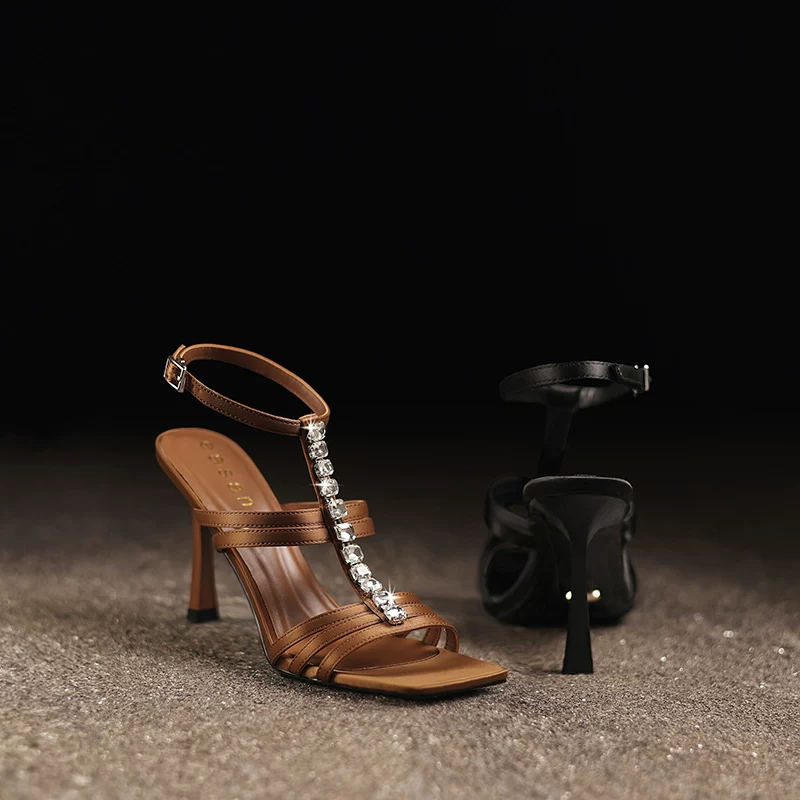 Water Shoes - รองเท้าส้นสูงแบบใหม่สำหรับฤดูร้อน ดีไซน์หัวสี่เหลี่ยม ประดับเพชรน้ำ สายคาดทำจากผ้าไหม ส้นเข็ม เหมาะสำหรับใส่กับชุดราตรี